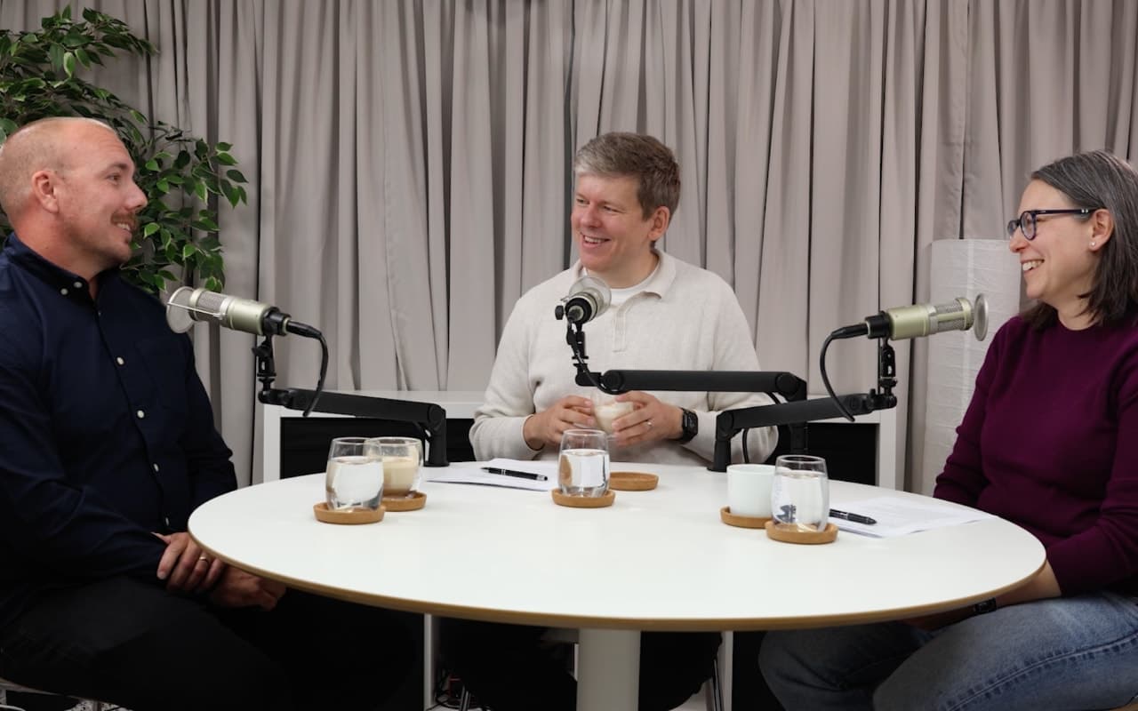 Jan och Caroline Bolmeson spelar in RikaTillsammans-podden med Christopher Bohlin från Comfy Living