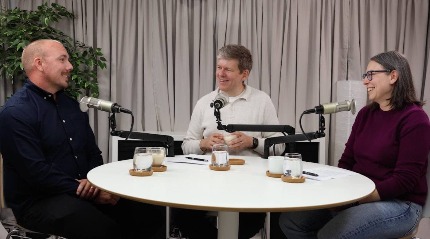 Jan och Caroline Bolmeson i samtal med Christopher Bohlin under inspelningen av RikaTillsammans-avsnittet