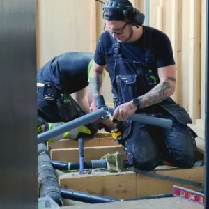 Snickare och VVS arbetar